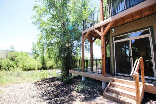 a house with a porch and a balcony at Modern 3bd cabin in Edgewater in Granby