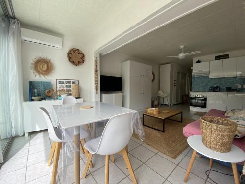 une cuisine et un salon avec une table et des chaises dans l'établissement Sol-y-Days les Tamaris Grand Studio familial avec terrasse, au Grau-du-Roi