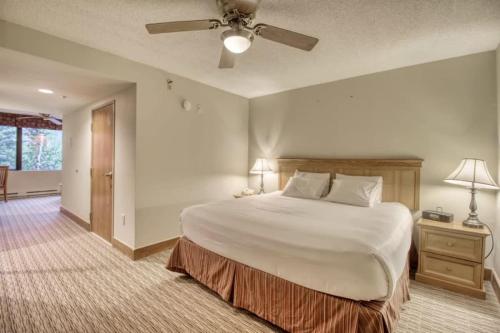 um quarto com uma cama grande e uma ventoinha de tecto em 1bd 272 Perfect Location with Pool em Crested Butte