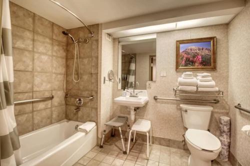y baño con lavabo, aseo y bañera. en 1bd 272 Perfect Location with Pool, en Crested Butte