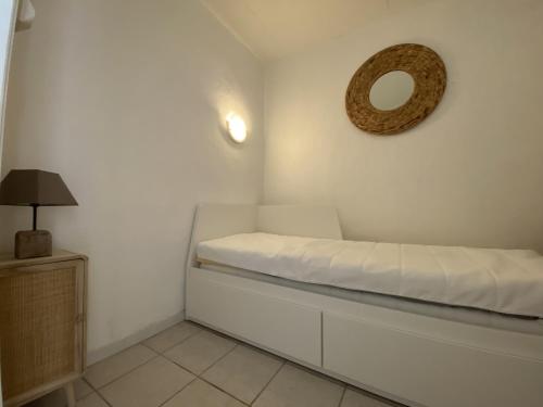 une chambre avec un lit et un miroir au mur dans l'établissement Sol-y-Days les Tamaris Grand Studio familial avec terrasse, au Grau-du-Roi
