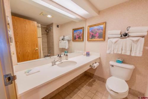 y baño con lavabo, aseo y espejo. en 1bd 274 Perfect Location with Pool and Hot Tub, en Crested Butte