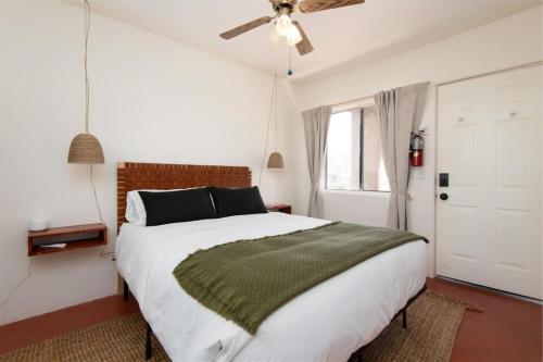 Postel nebo postele na pokoji v ubytování Renovated Lodge - Room 3 with pool access