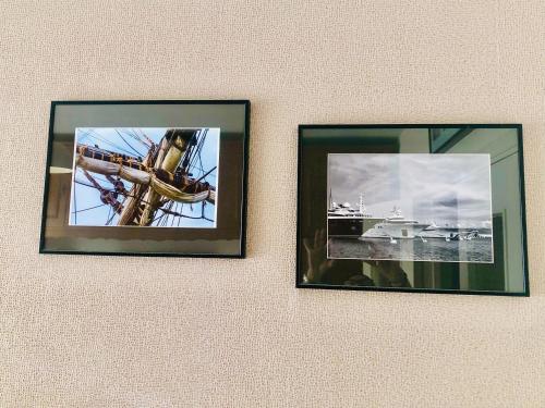 dos fotos de un barco colgando en una pared en PWS Antibes, Provence-Alpes-Côte-d'azur, Studio, en Antibes