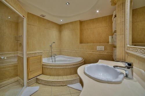 a bathroom with a tub and a sink at Śwarna Wynajem Pokoi in Zakopane