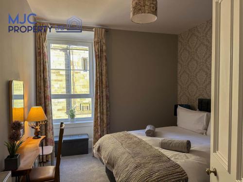 een slaapkamer met een bed en een raam bij Cross Wynd view in Hawick