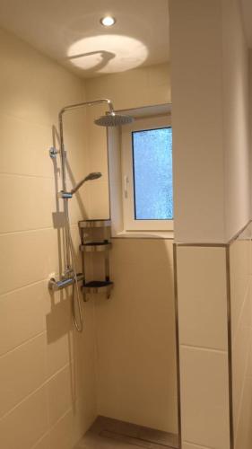 ein Bad mit einer Duschkabine und einem Fenster in der Unterkunft NEU! Ferienwohnung Flut Ostfriesland in Marienhafe