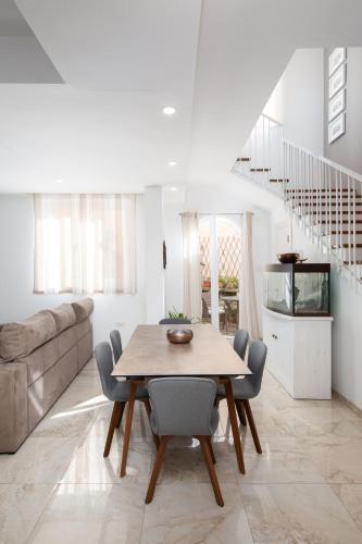 a kitchen and dining room with a table and chairs at Family-Friendly Spacious Townhouse with Garden - Close to Airport in Gudja