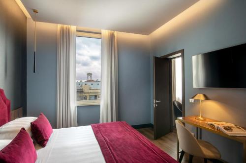 um quarto de hotel com uma cama e uma janela em The Guardian em Roma