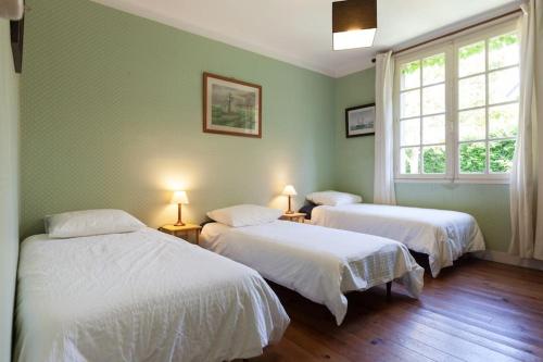 サン・マロにあるLes Bleuetsの緑の部屋(ベッド2台、窓付)