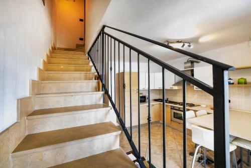 un escalier menant à une cuisine dans une maison dans l'établissement Dimora Santa Cristina Ceredello, à Caprino Veronese