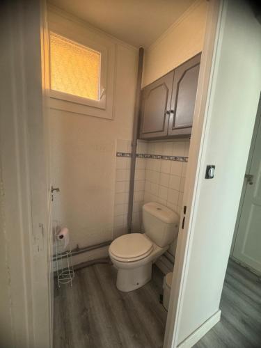 uma pequena casa de banho com um WC e uma janela em Appartement proche aéroport em Marignane