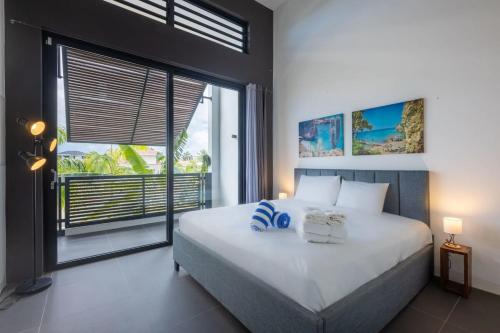 Jan Thiel的住宿－Tropical Paradise at Jan Thiel with Private Pool，一间卧室设有一张大床和一个大窗户