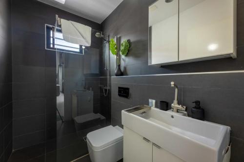 La salle de bains est pourvue d'un lavabo blanc et de toilettes. dans l'établissement Tropical Paradise at Jan Thiel with Private Pool, à Jan Thiel