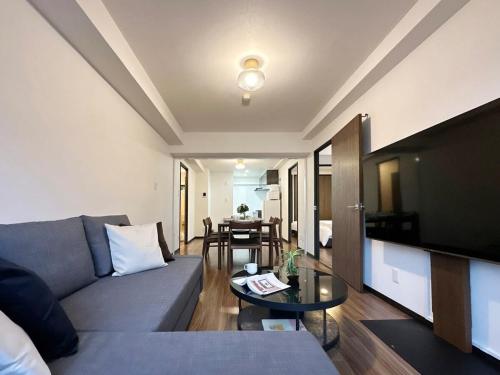 TV a/nebo společenská místnost v ubytování Earls Court - Apt for 14 Ppl Great Location In a Quiet Area