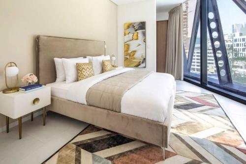 1 dormitorio con cama grande y ventana grande en Frank Porter - Marquise Square, en Dubái