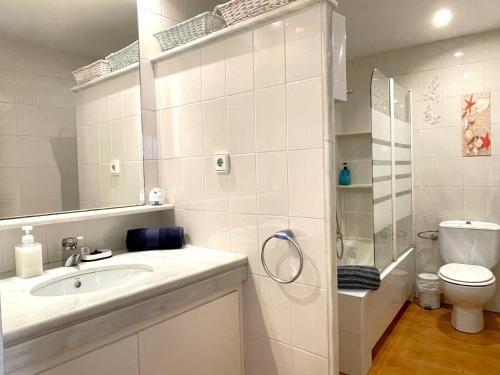 Baño blanco con lavabo y aseo en CREUS - Apartment in the center of town, en Cadaqués
