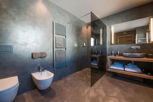 a bathroom with a sink and a toilet and a shower at Sunny Valley Mountain Lodge in Bormio