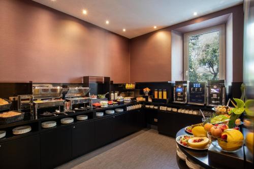 een grote keuken met een buffet met eten bij The Guardian in Rome
