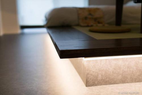 un primer plano de una mesa de madera en una habitación en Origaminn 603 by b hotel - 5 mins PeacePark, en Hiroshima