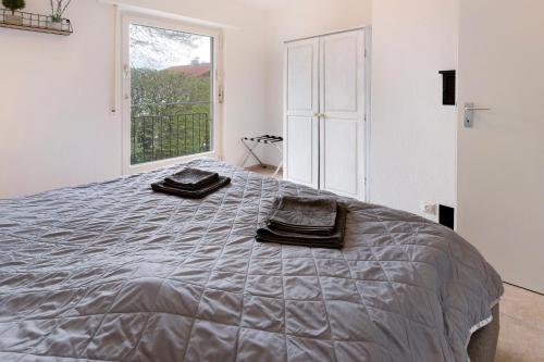 een groot bed in een kamer met een raam bij Muggelbude in Gaienhofen