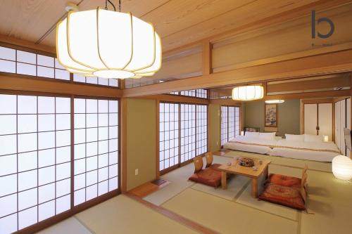 Habitación grande con cama y mesa. en Hanagin - 3 Bedroom Japanese apartment for 11 people 201, en Hiroshima