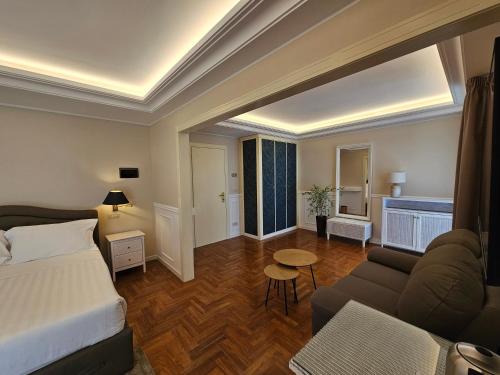 1 dormitorio con 1 cama y sala de estar en GIARDINO DEI PRINCIPI en Citta' Sant'Angelo