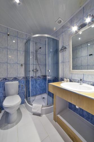a bathroom with a toilet and a sink and a shower at Śwarna Wynajem Pokoi in Zakopane