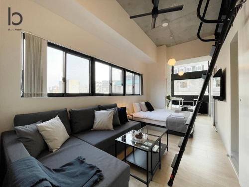 Katil atau katil-katil dalam bilik di bHOTEL Nekoyard - Contemporary Loft Studio Near Peace Park