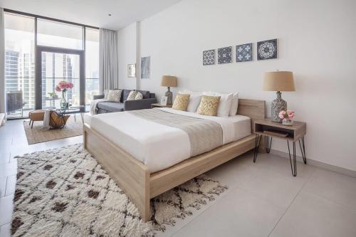 - une chambre avec un grand lit et un salon dans l'établissement Frank Porter - Marquise Square, à Dubaï