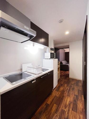 Kuchyň nebo kuchyňský kout v ubytování Casaen - Brand New 1BR Apt Near Hondori Shopping District For 6 Ppl