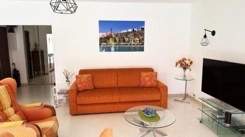 un salon avec un canapé et une table dans l'établissement Casalionelantibes 70 sqm apartment with garden and parking, à Antibes