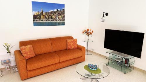 un salon avec un canapé et une télévision à écran plat dans l'établissement Casalionelantibes 70 sqm apartment with garden and parking, à Antibes