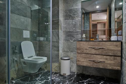 W łazience znajduje się toaleta i przeszklony prysznic. w obiekcie Apartment Sea View B9 - Mosquée Hassan II - By TheCasaEdition w mieście Casablanca