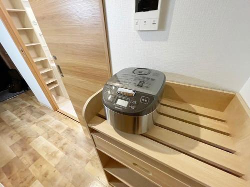 Příslušenství pro přípravu čaje a kávy v ubytování Casaen - 1BR with balcony near Hondori Shopping Arcade, 6PPL