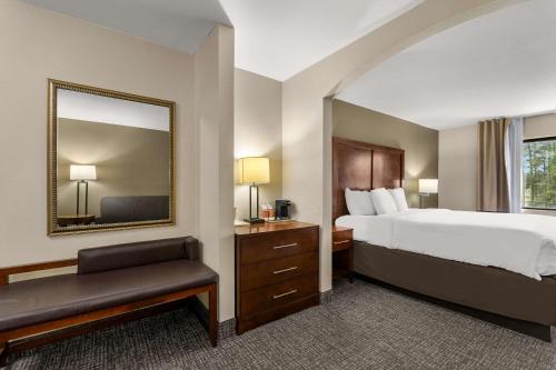 Кровать или кровати в номере Comfort Inn & Suites Chipley I-10