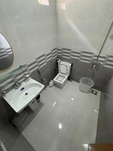uma casa de banho com um lavatório e um WC em Royal Executive Inn Guest House em Islamabad
