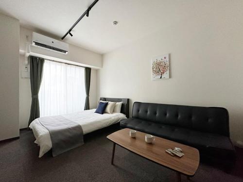 Postel nebo postele na pokoji v ubytování Nagomi by b hotel - Luxe Apartment Near the City Center for 3Ppl