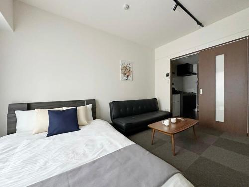 Postel nebo postele na pokoji v ubytování Nagomi by b hotel - Luxe Apartment Near the City Center for 3Ppl