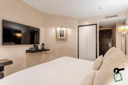 Ένα ή περισσότερα κρεβάτια σε δωμάτιο στο Hotiday Room Collection - Paris Arc de Triomphe