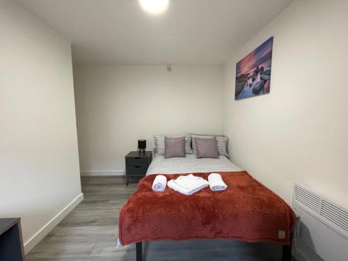 een slaapkamer met een bed met twee handdoeken erop bij Downtown Sheffield Retreat in Sheffield