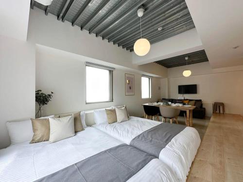 Televisyen dan/atau pusat hiburan di bHOTEL Arts Dobashi - Cozy & Modern Studio Apt 5 Mins Walk to Peace Park