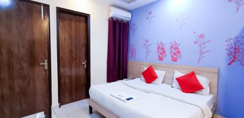 A bed or beds in a room at Rose Residency Near Yashobhoomi