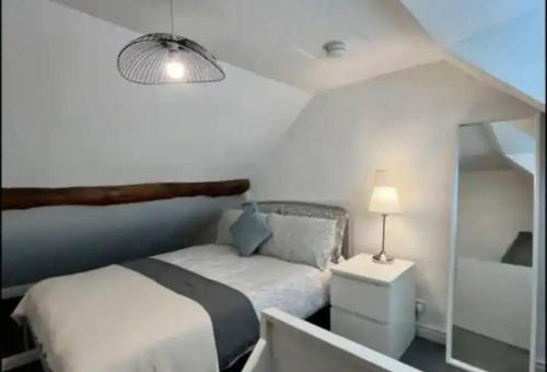 Shottery的住宿－Haven Cottage, Hot Tub，一间小卧室,配有床和床头柜