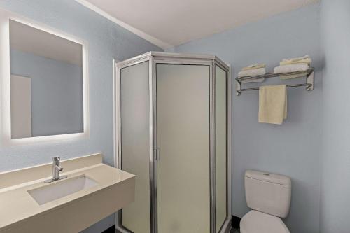 Koupelna v ubytování Rodeway Inn