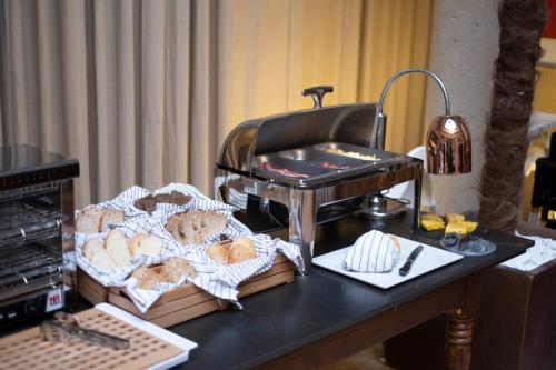 a table with a mixer and bread on it at Hotel Cetina Palacio de los Salcedo in Baeza