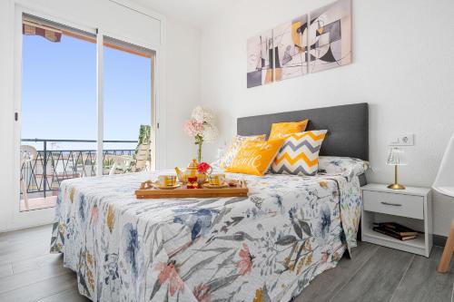 a bedroom with a bed with a tray of food on it at Apartamento moderno y soleado in Torredembarra