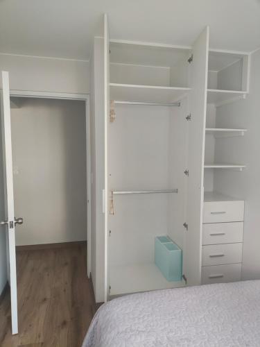 Ένα ή περισσότερα κρεβάτια σε δωμάτιο στο Apartamento en Miraflores con AC