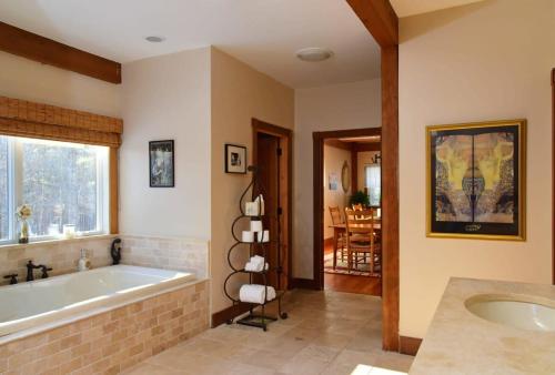Phòng tắm tại Berkshire Vacation Rentals: Peaceful Post and Beam Loft Sleeps 9