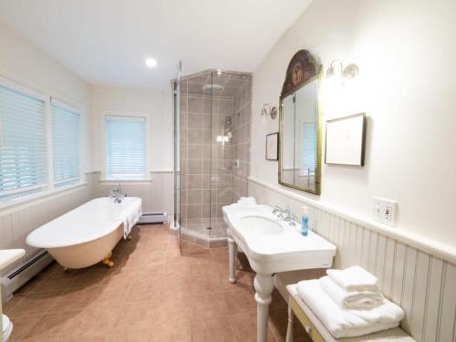 ein Badezimmer mit zwei Waschbecken, einer Badewanne und einer Dusche in der Unterkunft Berkshire Vacation Rentals: Private Estate Heated YEARROUND Outdoor Pool in North Egremont